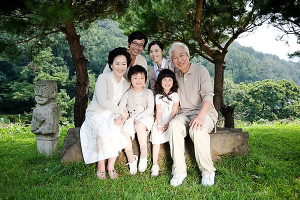 포토 JPG 주간 전신 나무 식물 라이프스타일 여자 할아버지 노년 남자 안경 할머니 초등학생 어린이 가족 엄마 손자 손녀 미소 웃음 사람 앉기 동양인 소녀 소년 잔디 여러명 야외 라이프 부모 한국인 돌_바위 바위 자녀 아빠 숲 삼대 국내포토 자연요소 학생 잡화 다수 관계 모션 표정 인종 성인 생활 손주 파일형식