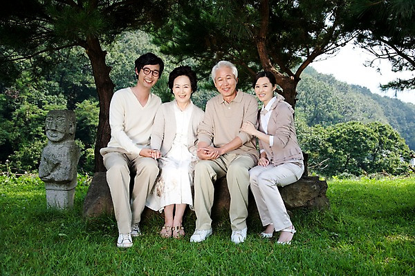 포토 JPG 주간 전신 나무 식물 라이프스타일 여자 할아버지 노년 남자 안경 할머니 가족 대가족 미소 웃음 사람 앉기 동양인 잔디 여러명 야외 라이프 부모 한국인 돌_바위 바위 자녀 숲 석상 국내포토 자연요소 잡화 다수 관계 모션 표정 인종 성인 생활 파일형식