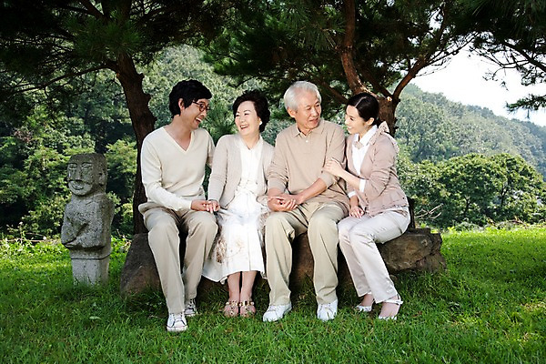 포토 JPG 주간 전신 나무 식물 라이프스타일 여자 할아버지 노년 남자 안경 할머니 가족 대가족 미소 웃음 사람 앉기 동양인 잔디 여러명 야외 라이프 부모 한국인 돌_바위 바위 자녀 숲 석상 국내포토 자연요소 잡화 다수 관계 모션 표정 인종 성인 생활 파일형식