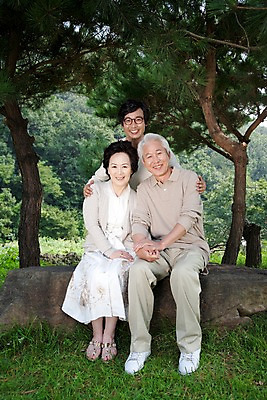 포토 JPG 주간 전신 나무 식물 라이프스타일 여자 할아버지 노년 남자 안경 할머니 포즈 가족 대가족 미소 웃음 사람 앉기 동양인 잔디 야외 라이프 세명 부모 한국인 돌_바위 바위 자녀 숲 국내포토 자연요소 잡화 관계 모션 표정 인종 성인 생활 파일형식