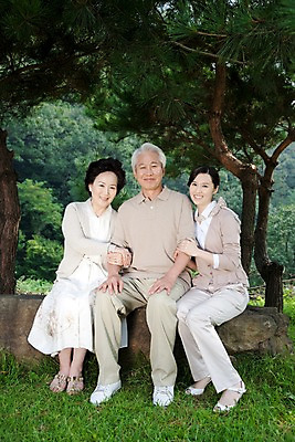 포토 JPG 주간 전신 나무 식물 라이프스타일 여자 할아버지 노년 남자 할머니 가족 대가족 미소 웃음 사람 앉기 동양인 잔디 야외 라이프 세명 부모 한국인 돌_바위 바위 자녀 숲 국내포토 자연요소 관계 모션 표정 인종 성인 생활 파일형식