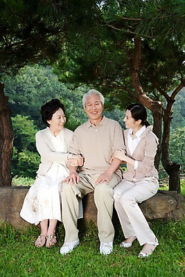 포토 JPG 주간 전신 나무 식물 라이프스타일 여자 할아버지 노년 남자 할머니 가족 대가족 미소 웃음 사람 앉기 동양인 잔디 야외 라이프 세명 부모 한국인 돌_바위 바위 자녀 숲 국내포토 자연요소 관계 모션 표정 인종 성인 생활 파일형식