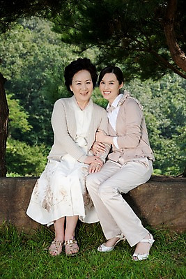 포토 JPG 주간 전신 나무 식물 라이프스타일 여자 노년 할머니 가족 대가족 미소 웃음 사람 앉기 동양인 잔디 야외 두명 라이프 부모 한국인 돌_바위 바위 자녀 숲 여자만 국내포토 자연요소 관계 모션 표정 인종 성인 생활 파일형식