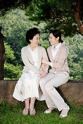 포토 JPG 주간 전신 나무 식물 라이프스타일 여자 노년 할머니 가족 대가족 미소 웃음 사람 앉기 동양인 잔디 야외 두명 라이프 부모 한국인 돌_바위 바위 자녀 숲 여자만 국내포토 자연요소 관계 모션 표정 인종 성인 생활 파일형식