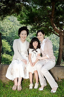 포토 JPG 주간 전신 나무 식물 라이프스타일 여자 노년 할머니 초등학생 어린이 가족 손녀 대가족 미소 웃음 사람 앉기 동양인 소녀 잔디 야외 라이프 세명 부모 한국인 자녀 숲 삼대 여자만 국내포토 자연요소 학생 관계 모션 표정 인종 성인 생활 손주 파일형식