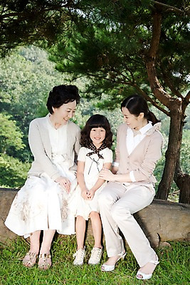 포토 JPG 주간 전신 나무 식물 라이프스타일 여자 노년 할머니 초등학생 어린이 가족 손녀 대가족 미소 웃음 사람 앉기 동양인 소녀 잔디 야외 라이프 세명 한국인 숲 삼대 여자만 국내포토 자연요소 학생 관계 모션 표정 인종 성인 생활 손주 파일형식