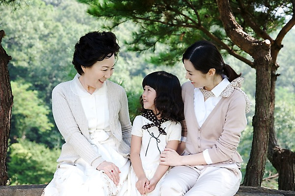 포토 JPG 주간 나무 식물 라이프스타일 여자 노년 할머니 초등학생 어린이 가족 손녀 대가족 미소 웃음 사람 앉기 동양인 소녀 상반신 야외 라이프 세명 부모 한국인 자녀 숲 삼대 여자만 국내포토 자연요소 학생 관계 모션 표정 인종 성인 생활 손주 파일형식