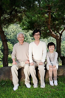 포토 JPG 주간 전신 나무 식물 라이프스타일 할아버지 노년 남자 초등학생 어린이 포즈 가족 손자 대가족 미소 웃음 사람 앉기 동양인 소년 잔디 야외 라이프 세명 부모 한국인 돌_바위 바위 자녀 숲 삼대 남자만 국내포토 자연요소 학생 관계 모션 표정 인종 성인 생활 손주 파일형식