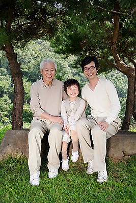포토 JPG 주간 전신 나무 식물 라이프스타일 할아버지 노년 남자 초등학생 어린이 포즈 가족 손자 대가족 미소 웃음 사람 앉기 동양인 소년 잔디 야외 라이프 세명 부모 한국인 돌_바위 바위 자녀 숲 삼대 남자만 국내포토 자연요소 학생 관계 모션 표정 인종 성인 생활 손주 파일형식