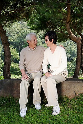 포토 JPG 주간 전신 나무 식물 라이프스타일 할아버지 노년 남자 가족 대가족 미소 웃음 사람 앉기 동양인 잔디 야외 두명 라이프 부모 한국인 돌_바위 바위 자녀 숲 부자지간 남자만 국내포토 자연요소 아들 관계 모션 표정 인종 성인 생활 아빠 파일형식