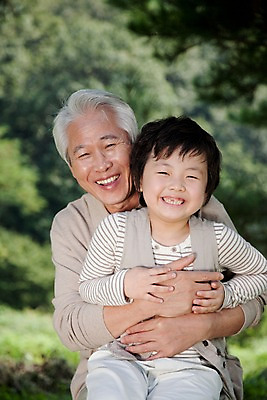 포토 JPG 주간 나무 식물 라이프스타일 할아버지 노년 남자 초등학생 어린이 가족 포옹 손자 대가족 사랑 사람 앉기 동양인 소년 상반신 야외 두명 라이프 한국인 남자만 국내포토 자연요소 학생 감정 관계 안기 모션 인종 성인 생활 손주 파일형식