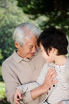 포토 JPG 주간 나무 라이프스타일 할아버지 노년 남자 초등학생 어린이 가족 손자 대가족 사랑 미소 웃음 사람 동양인 소년 상반신 야외 두명 라이프 한국인 남자만 국내포토 자연요소 식물 학생 감정 관계 표정 인종 성인 생활 손주 파일형식