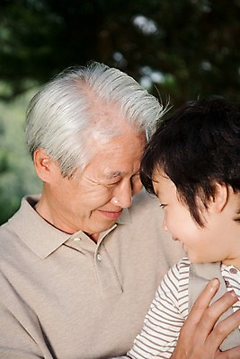 포토 JPG 주간 라이프스타일 할아버지 노년 남자 초등학생 어린이 가족 손자 대가족 사랑 미소 웃음 사람 동양인 소년 상반신 야외 두명 라이프 한국인 남자만 국내포토 자연요소 학생 감정 관계 표정 인종 성인 생활 손주 파일형식