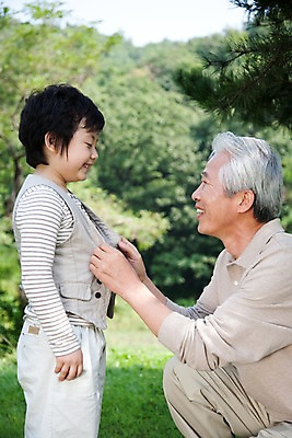 포토 JPG 주간 나무 식물 라이프스타일 할아버지 노년 남자 초등학생 어린이 가족 손자 대가족 사랑 미소 웃음 사람 동양인 손짓 소년 상반신 야외 두명 라이프 옆모습 한국인 숲 단추잠그기 남자만 국내포토 자연요소 학생 감정 뷰포인트 관계 모션 표정 인종 성인 생활 손주 파일형식