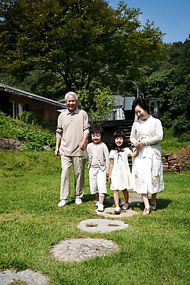 포토 JPG 주간 전신 나무 식물 구름 라이프스타일 여자 할아버지 노년 남자 할머니 초등학생 어린이 가족 하늘 손자 손녀 대가족 주택 서기 미소 웃음 사람 동양인 소녀 소년 잔디 여러명 야외 건물 라이프 걷기 정원 산책 한국인 국내포토 자연요소 학생 건축물 다수 관계 모션 휴식 표정 인종 성인 생활 손주 파일형식