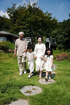 포토 JPG 주간 전신 나무 식물 구름 라이프스타일 여자 할아버지 노년 남자 할머니 초등학생 어린이 가족 하늘 손자 손녀 대가족 주택 서기 미소 웃음 사람 동양인 소녀 소년 잔디 여러명 야외 건물 라이프 소풍 걷기 정원 산책 한국인 국내포토 자연요소 학생 건축물 다수 관계 모션 휴식 표정 인종 성인 생활 야외활동 손주 파일형식