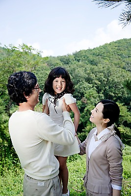 포토 JPG 주간 나무 식물 구름 라이프스타일 여자 남자 안경 초등학생 어린이 가족 하늘 엄마 산 미소 웃음 사람 동양인 소녀 잔디 상반신 야외 라이프 세명 부모 소풍 기쁨 한국인 자녀 아빠 숲 즐거움 국내포토 자연요소 학생 잡화 감정 관계 표정 인종 생활 야외활동 파일형식