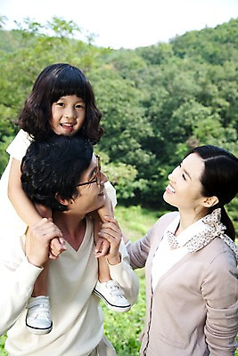 포토 JPG 주간 나무 식물 라이프스타일 여자 남자 안경 초등학생 어린이 가족 놀이 엄마 산 미소 웃음 사람 동양인 소녀 잔디 상반신 야외 라이프 세명 부모 소풍 기쁨 한국인 자녀 목말 아빠 숲 즐거움 국내포토 자연요소 학생 잡화 감정 관계 모션 표정 인종 생활 야외활동 파일형식