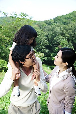 포토 JPG 주간 나무 식물 라이프스타일 여자 남자 안경 초등학생 어린이 가족 놀이 엄마 산 미소 웃음 사람 동양인 소녀 잔디 상반신 야외 라이프 세명 부모 소풍 기쁨 한국인 자녀 목말 아빠 숲 즐거움 국내포토 자연요소 학생 잡화 감정 관계 모션 표정 인종 생활 야외활동 파일형식