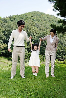 포토 JPG 주간 전신 나무 식물 라이프스타일 여자 남자 안경 초등학생 어린이 가족 놀이 하늘 엄마 산 서기 미소 웃음 사람 동양인 소녀 잔디 야외 라이프 세명 부모 소풍 정원 기쁨 한국인 자녀 아빠 숲 즐거움 국내포토 자연요소 학생 잡화 감정 관계 모션 표정 인종 생활 야외활동 파일형식