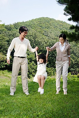 포토 JPG 주간 전신 나무 식물 라이프스타일 여자 남자 안경 초등학생 어린이 가족 놀이 하늘 엄마 산 서기 미소 웃음 사람 동양인 소녀 잔디 야외 라이프 세명 부모 소풍 정원 기쁨 한국인 자녀 아빠 숲 즐거움 국내포토 자연요소 학생 잡화 감정 관계 모션 표정 인종 생활 야외활동 파일형식