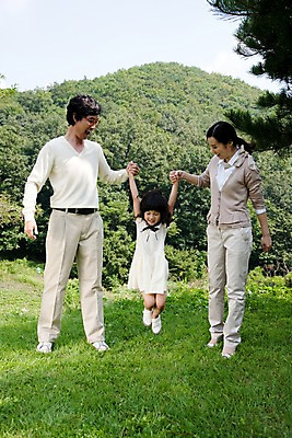 포토 JPG 주간 전신 나무 식물 라이프스타일 여자 남자 안경 초등학생 어린이 가족 놀이 하늘 엄마 산 서기 미소 웃음 사람 동양인 소녀 잔디 야외 라이프 세명 부모 소풍 정원 기쁨 한국인 자녀 아빠 숲 즐거움 국내포토 자연요소 학생 잡화 감정 관계 모션 표정 인종 생활 야외활동 파일형식