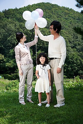 포토 JPG 주간 전신 나무 식물 라이프스타일 여자 남자 안경 초등학생 어린이 가족 엄마 산 서기 미소 웃음 사람 동양인 소녀 잔디 야외 라이프 세명 부모 소풍 기쁨 한국인 자녀 아빠 숲 즐거움 풍선 국내포토 자연요소 학생 잡화 감정 관계 모션 표정 인종 생활 야외활동 파일형식