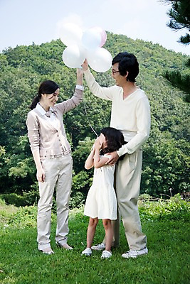 포토 JPG 주간 전신 나무 식물 라이프스타일 여자 남자 안경 초등학생 어린이 가족 엄마 산 서기 미소 웃음 사람 동양인 소녀 잔디 야외 라이프 세명 부모 소풍 한국인 자녀 아빠 숲 풍선 국내포토 자연요소 학생 잡화 관계 모션 표정 인종 생활 야외활동 파일형식