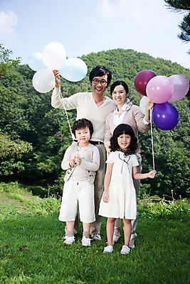포토 JPG 주간 전신 나무 식물 구름 라이프스타일 여자 남자 안경 초등학생 어린이 포즈 가족 하늘 엄마 산 서기 미소 웃음 사람 동양인 소녀 소년 잔디 여러명 야외 라이프 부모 소풍 한국인 자녀 아빠 숲 가족사진 풍선 국내포토 자연요소 학생 잡화 다수 관계 모션 표정 인종 생활 야외활동 파일형식 단체사진