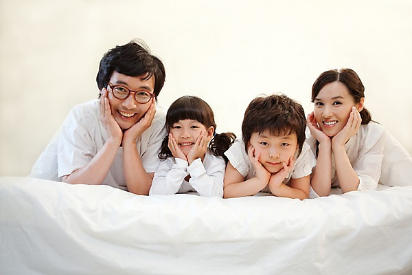 포토 JPG 라이프스타일 여자 남자 안경 초등학생 어린이 엎드리기 가족 엄마 실내 미소 웃음 사람 동양인 손짓 소녀 소년 여러명 라이프 부모 침실 이불 한국인 자녀 아빠 가족사진 국내포토 학생 잡화 다수 관계 침구 모션 표정 인종 내부 생활 파일형식 단체사진