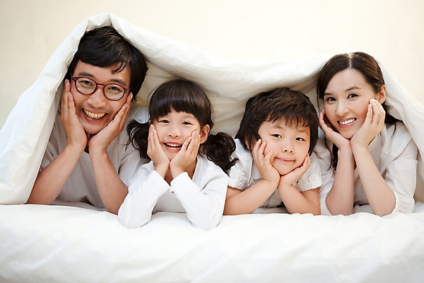 포토 JPG 라이프스타일 여자 남자 안경 초등학생 어린이 엎드리기 가족 엄마 실내 미소 웃음 사람 동양인 손짓 소녀 소년 여러명 라이프 부모 침실 이불 한국인 자녀 아빠 가족사진 국내포토 학생 잡화 다수 관계 침구 모션 표정 인종 내부 생활 파일형식 단체사진