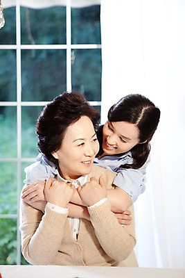 포토 JPG 라이프스타일 여자 노년 할머니 창문 가족 포옹 탁자 대가족 실내 사랑 미소 웃음 사람 앉기 동양인 상반신 두명 라이프 부모 한국인 자녀 커튼 여자만 국내포토 감정 가구 관계 안기 모션 표정 인종 성인 내부 생활 파일형식