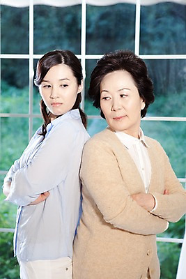 포토 JPG 라이프스타일 여자 노년 할머니 창문 가족 대가족 실내 무표정 서기 사람 동양인 상반신 두명 라이프 부모 팔짱 한국인 자녀 갈등 고부지간 고부갈등 여자만 국내포토 감정 관계 모션 표정 인종 성인 내부 생활 파일형식