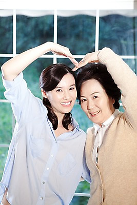 포토 JPG 라이프스타일 여자 노년 할머니 창문 가족 대가족 실내 사랑 미소 웃음 사람 앉기 동양인 손짓 상반신 두명 라이프 부모 한국인 자녀 하트 여자만 국내포토 모양 감정 관계 모션 표정 인종 성인 내부 생활 파일형식