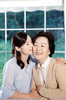 포토 JPG 라이프스타일 여자 노년 할머니 창문 가족 키스 대가족 실내 사랑 미소 웃음 사람 앉기 동양인 상반신 두명 라이프 부모 한국인 자녀 여자만 국내포토 감정 관계 모션 표정 인종 성인 내부 생활 애정표현 파일형식