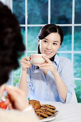 포토 JPG 라이프스타일 그릇 접시 여자 커피 창문 가족 탁자 티타임 디저트 대가족 실내 미소 웃음 사람 앉기 동양인 상반신 두명 라이프 쿠키 과자 한국인 마시기 차 커피잔 머핀 여자만 국내포토 식기 음료 음식 빵 가구 관계 모션 휴식 잔 표정 인종 내부 생활 파일형식