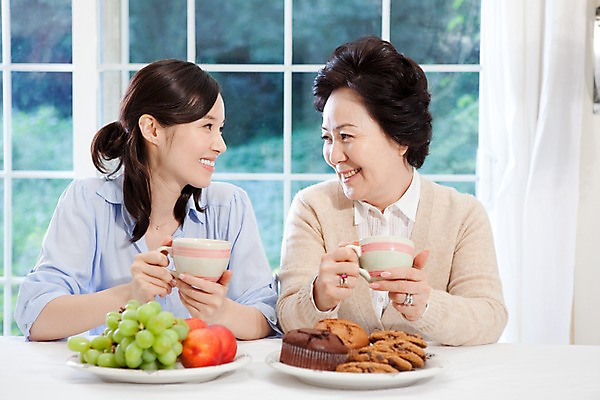 포토 JPG 라이프스타일 그릇 접시 여자 노년 할머니 커피 과일 창문 가족 탁자 티타임 디저트 대가족 실내 미소 웃음 사람 앉기 동양인 상반신 두명 라이프 부모 쿠키 과자 한국인 마시기 자녀 커튼 차 커피잔 청포도 머핀 다과 자두 여자만 국내포토 식기 음료 음식 빵 가구 관계 모션 포도 휴식 잔 표정 인종 성인 내부 생활 파일형식