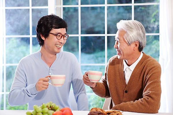 포토 JPG 라이프스타일 그릇 접시 할아버지 노년 남자 안경 커피 과일 창문 가족 탁자 티타임 디저트 대가족 실내 미소 웃음 사람 앉기 동양인 상반신 두명 라이프 부모 쿠키 과자 한국인 마시기 자녀 차 커피잔 청포도 머핀 다과 자두 남자만 국내포토 식기 잡화 음료 음식 빵 가구 관계 모션 포도 휴식 잔 표정 인종 성인 내부 생활 파일형식