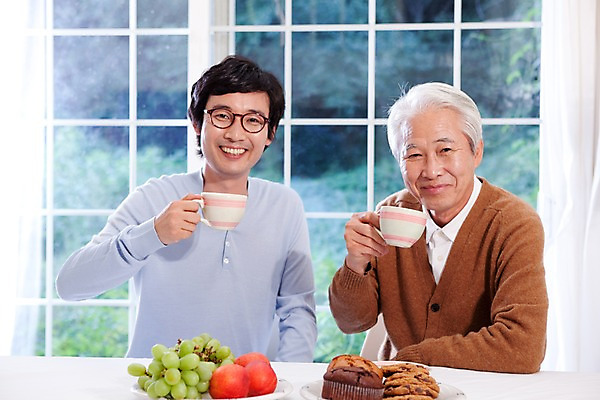 포토 JPG 라이프스타일 그릇 접시 할아버지 노년 남자 안경 커피 과일 창문 가족 탁자 티타임 디저트 대가족 실내 미소 웃음 사람 앉기 동양인 상반신 두명 라이프 부모 쿠키 과자 한국인 마시기 자녀 차 커피잔 청포도 머핀 다과 자두 남자만 국내포토 식기 잡화 음료 음식 빵 가구 관계 모션 포도 휴식 잔 표정 인종 성인 내부 생활 파일형식