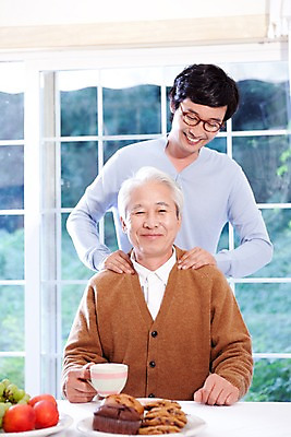 포토 JPG 라이프스타일 그릇 접시 할아버지 노년 남자 안경 커피 과일 창문 가족 탁자 티타임 디저트 대가족 실내 사랑 서기 미소 웃음 사람 앉기 동양인 상반신 두명 라이프 부모 쿠키 과자 한국인 마시기 자녀 차 커피잔 청포도 머핀 자두 남자만 국내포토 식기 잡화 감정 음료 음식 빵 가구 관계 모션 포도 휴식 잔 표정 인종 성인 내부 생활 파일형식