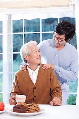 포토 JPG 라이프스타일 그릇 접시 할아버지 노년 남자 안경 커피 과일 창문 가족 탁자 티타임 디저트 대가족 실내 사랑 서기 미소 웃음 사람 앉기 동양인 상반신 두명 라이프 부모 쿠키 과자 한국인 마시기 자녀 차 커피잔 머핀 자두 남자만 국내포토 식기 잡화 감정 음료 음식 빵 가구 관계 모션 휴식 잔 표정 인종 성인 내부 생활 파일형식