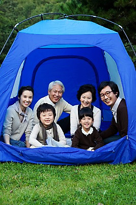 포토 JPG 주간 나무 식물 라이프스타일 여자 할아버지 노년 남자 안경 할머니 초등학생 어린이 여행 가족 엄마 손자 손녀 대가족 텐트 미소 웃음 사람 앉기 동양인 소녀 소년 잔디 여러명 상반신 야외 라이프 부모 소풍 캠핑 한국인 자녀 아빠 숲 삼대 국내포토 자연요소 학생 잡화 다수 관계 모션 레저 표정 캠핑도구 인종 성인 생활 야외활동 손주 파일형식