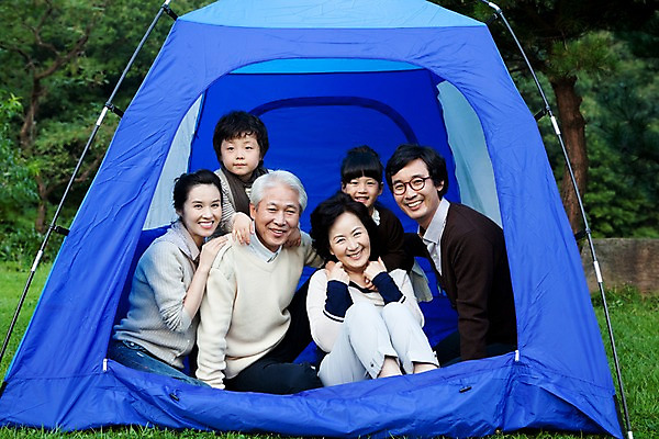 포토 JPG 주간 나무 식물 라이프스타일 여자 할아버지 노년 남자 안경 할머니 초등학생 어린이 여행 가족 엄마 손자 손녀 대가족 텐트 미소 웃음 사람 앉기 동양인 소녀 소년 잔디 여러명 상반신 야외 라이프 부모 소풍 캠핑 한국인 자녀 아빠 숲 삼대 국내포토 자연요소 학생 잡화 다수 관계 모션 레저 표정 캠핑도구 인종 성인 생활 야외활동 손주 파일형식