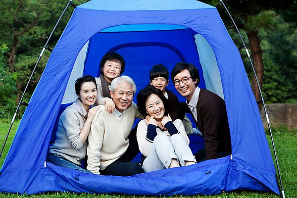 포토 JPG 주간 나무 식물 라이프스타일 여자 할아버지 노년 남자 안경 할머니 초등학생 어린이 여행 가족 엄마 손자 손녀 대가족 텐트 미소 웃음 사람 앉기 동양인 소녀 소년 잔디 여러명 상반신 야외 라이프 부모 소풍 캠핑 한국인 자녀 아빠 숲 삼대 국내포토 자연요소 학생 잡화 다수 관계 모션 레저 표정 캠핑도구 인종 성인 생활 야외활동 손주 파일형식