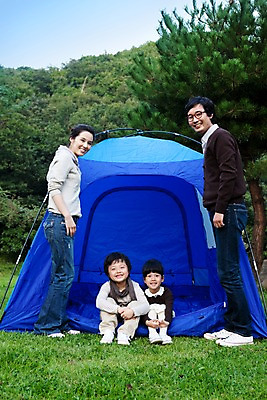 포토 JPG 주간 전신 나무 식물 라이프스타일 여자 남자 안경 초등학생 어린이 여행 가족 하늘 엄마 대가족 텐트 서기 미소 웃음 사람 앉기 동양인 소녀 소년 잔디 여러명 야외 라이프 부모 소풍 캠핑 한국인 자녀 아빠 숲 국내포토 자연요소 학생 잡화 다수 관계 모션 레저 표정 캠핑도구 인종 생활 야외활동 파일형식