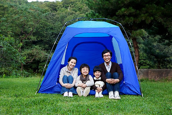 포토 JPG 주간 전신 나무 식물 라이프스타일 여자 남자 안경 초등학생 어린이 여행 가족 엄마 대가족 텐트 미소 웃음 사람 앉기 동양인 소녀 소년 잔디 여러명 야외 라이프 부모 소풍 캠핑 한국인 자녀 아빠 숲 국내포토 자연요소 학생 잡화 다수 관계 모션 레저 표정 캠핑도구 인종 생활 야외활동 파일형식