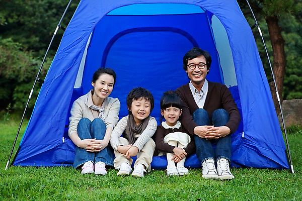 포토 JPG 주간 전신 나무 식물 라이프스타일 여자 남자 안경 초등학생 어린이 여행 가족 엄마 대가족 텐트 미소 웃음 사람 앉기 동양인 소녀 소년 잔디 여러명 야외 라이프 부모 소풍 캠핑 한국인 자녀 아빠 숲 국내포토 자연요소 학생 잡화 다수 관계 모션 레저 표정 캠핑도구 인종 생활 야외활동 파일형식