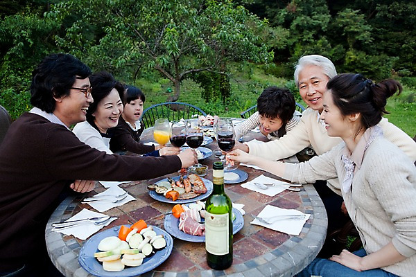 포토 JPG 주간 나무 식물 라이프스타일 그릇 식기 접시 여자 할아버지 노년 남자 안경 할머니 초등학생 어린이 음식 포크 채소 와인잔 의자 가족 탁자 엄마 손자 손녀 잔 산 대가족 육류 미소 웃음 사람 앉기 동양인 손짓 소녀 소년 잔디 여러명 상반신 야외 라이프 부모 와인 정원 식사 주스 한국인 자녀 소시지 아빠 나이프 오렌지주스 상차림 바비큐 구이 삼대 건배 냅킨 국내포토 자연요소 학생 잡화 음료 가구 다수 술잔 식재료 관계 모션 주류 표정 인종 성인 생활 가공식품 칼 과일주스 손주 파일형식