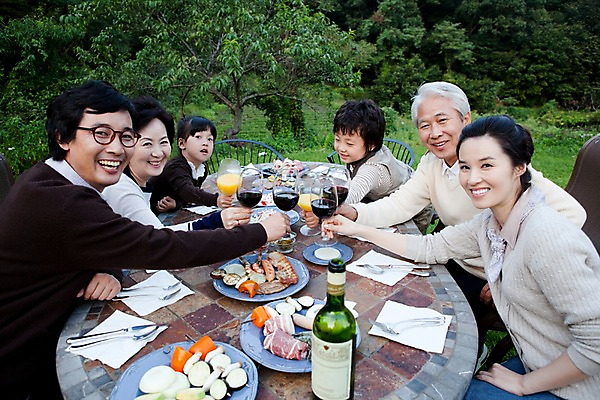 포토 JPG 주간 나무 식물 라이프스타일 그릇 식기 접시 여자 할아버지 노년 남자 안경 할머니 초등학생 어린이 음식 포크 채소 와인잔 의자 가족 탁자 엄마 손자 손녀 잔 산 대가족 육류 미소 웃음 사람 앉기 동양인 손짓 소녀 소년 잔디 여러명 상반신 야외 라이프 부모 와인 정원 식사 주스 한국인 자녀 소시지 아빠 나이프 오렌지주스 상차림 바비큐 구이 삼대 건배 냅킨 국내포토 자연요소 학생 잡화 음료 가구 다수 술잔 식재료 관계 모션 주류 표정 인종 성인 생활 가공식품 칼 과일주스 손주 파일형식