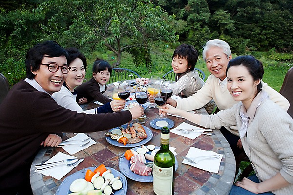 포토 JPG 주간 나무 식물 라이프스타일 그릇 식기 접시 여자 할아버지 노년 남자 안경 할머니 초등학생 어린이 음식 포크 채소 와인잔 의자 가족 탁자 엄마 손자 손녀 잔 산 대가족 육류 미소 웃음 사람 앉기 동양인 손짓 소녀 소년 잔디 여러명 상반신 야외 라이프 부모 와인 정원 식사 주스 한국인 자녀 소시지 아빠 나이프 오렌지주스 상차림 바비큐 구이 삼대 건배 냅킨 국내포토 자연요소 학생 잡화 음료 가구 다수 술잔 식재료 관계 모션 주류 표정 인종 성인 생활 가공식품 칼 과일주스 손주 파일형식